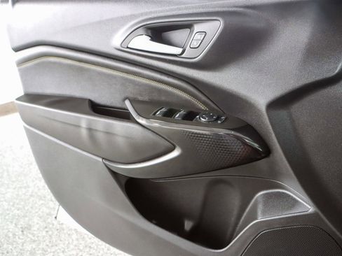 Used 2024 Chevrolet Trax LT w/ Sunroof Package FWD image 21
