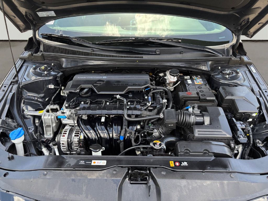 Used 2025 Hyundai Elantra SE FWD image 9