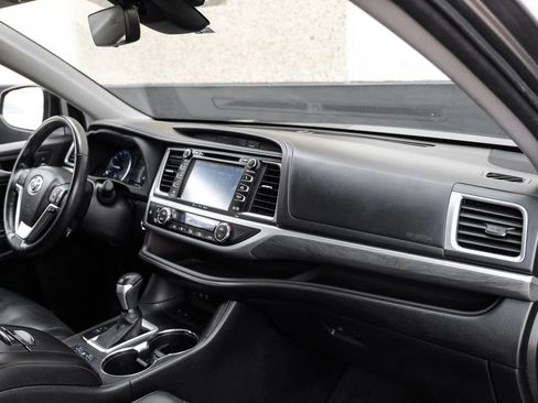 Used 2017 Toyota Highlander Limited Platinum FWD image 16