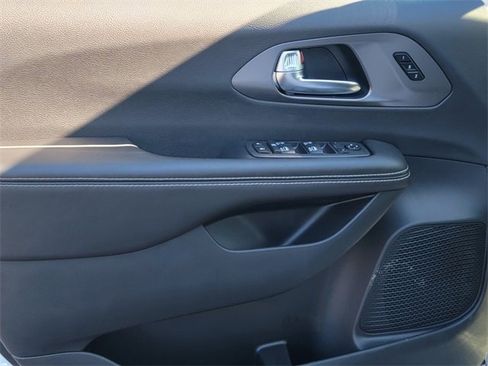 New 2026 Chrysler Pacifica Select image 11