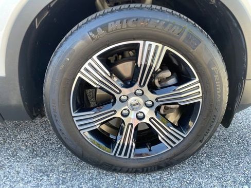 Used 2022 Volvo XC40 T5 Inscription w/ Climate Package image 12