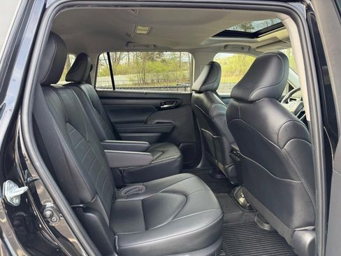 Used 2023 Toyota Highlander XLE image 11