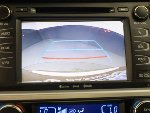 Used 2019 Toyota Highlander SE AWD/4WD image 10