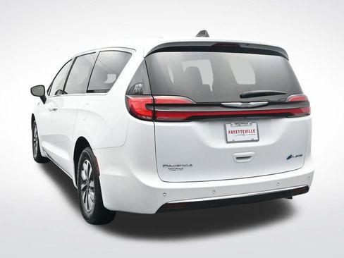 Used 2023 Chrysler Pacifica Touring-L image 9