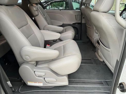 Used 2019 Toyota Sienna XLE w/ XLE Navigation Package FWD image 11