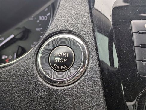 Used 2018 Nissan Rogue SL w/ Premium Package image 33