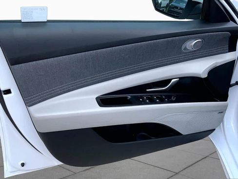 Used 2025 Hyundai Elantra Limited FWD image 21