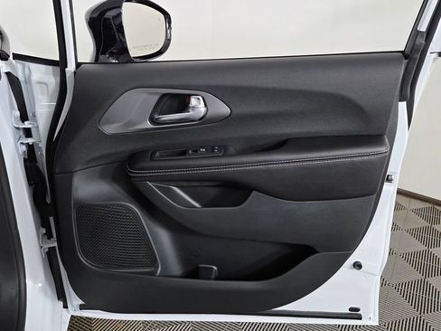 New 2026 Chrysler Pacifica Select FWD image 33