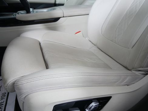 Used 2022 BMW 740i w/ M Sport Package image 10