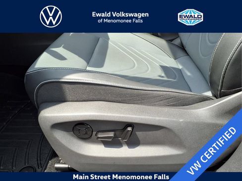 Certified 2025 Volkswagen Tiguan SE w/ Panoramic Sunroof Package AWD/4WD image 10