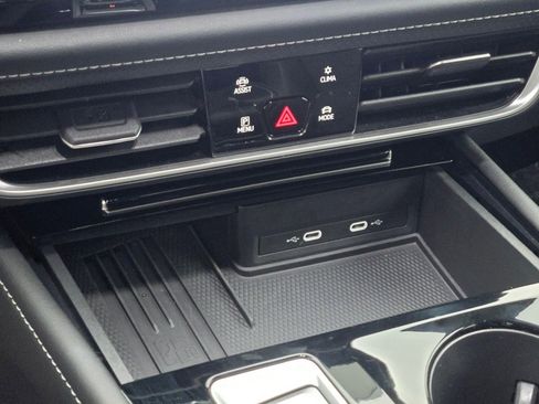 Used 2025 Volkswagen Atlas SE image 28