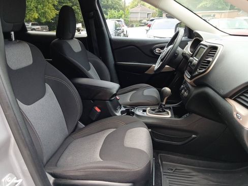 Used 2018 Jeep Cherokee Latitude FWD image 17
