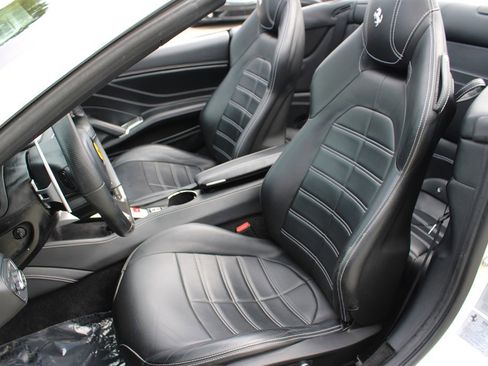 Used 2015 Ferrari California T image 27
