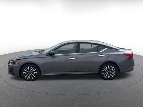 Used 2025 Nissan Altima 2.5 SV FWD image 9