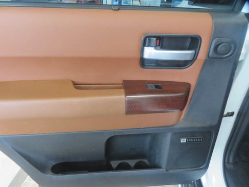 Used 2017 Toyota Sequoia Platinum RWD image 18