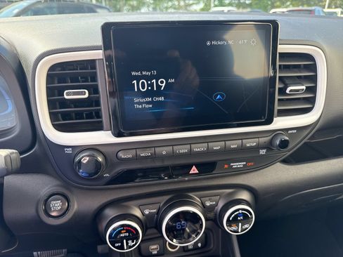Certified 2023 Hyundai Venue Limited FWD image 22
