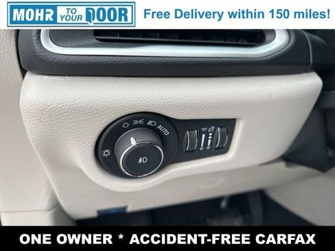 Used 2024 Chrysler Pacifica Touring-L image 22