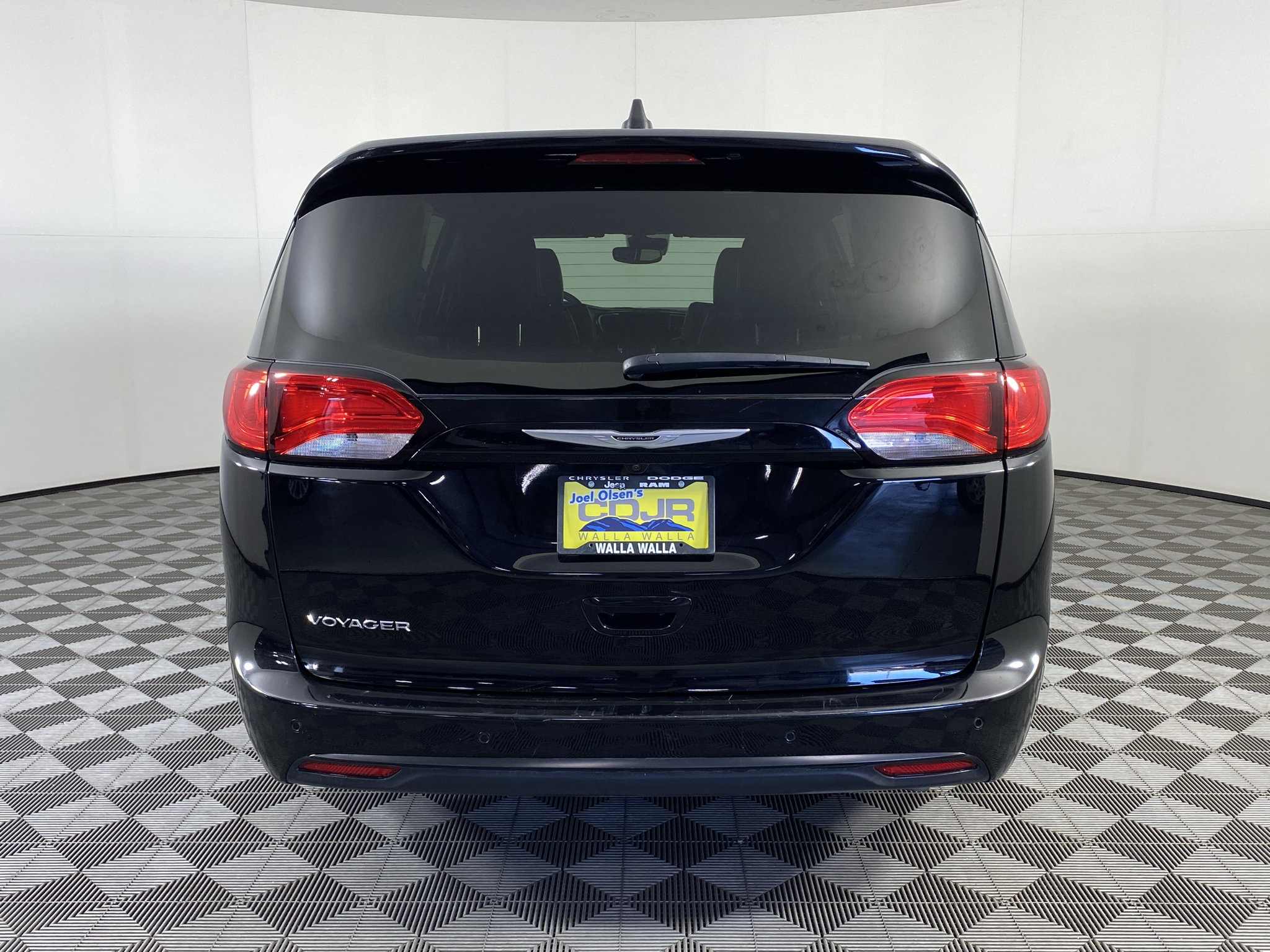 Used 2025 Chrysler Voyager LX FWD image 9