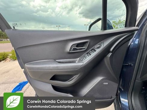 Used 2019 Chevrolet Trax LT w/ Sun & Sound Package AWD/4WD image 24