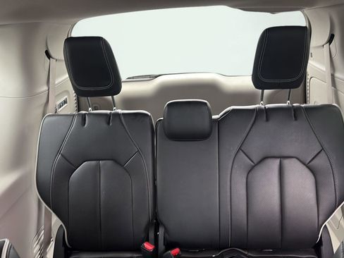 Used 2023 Chrysler Pacifica Limited w/ Uconnect Theater Family Group image 26