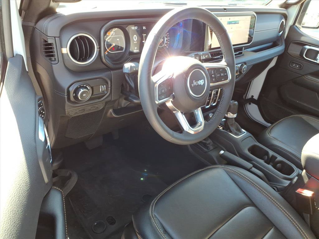 Used 2025 Jeep Wrangler Unlimited Sahara AWD/4WD image 19
