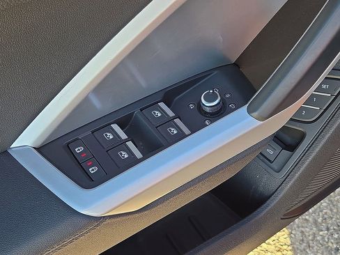 Used 2023 Audi Q3 2.0T Premium image 24