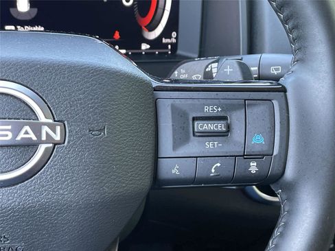 Used 2025 Nissan Rogue SL AWD/4WD image 29