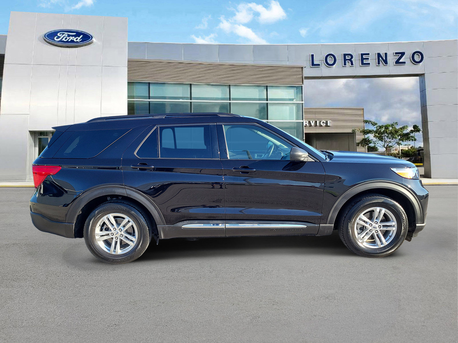 Used 2023 Ford Explorer XLT w/ Equipment Group 202A RWD image 4