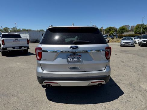 Used 2017 Ford Explorer XLT w/ Equipment Group 201A FWD image 4