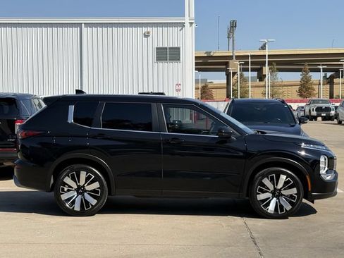 Used 2025 Mitsubishi Outlander SE FWD image 3
