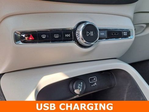 Used 2019 Volvo XC40 T5 Momentum image 16
