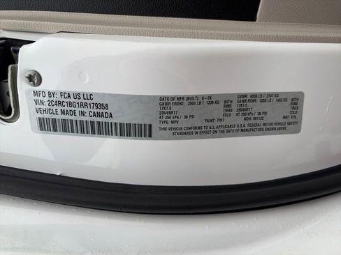 Used 2024 Chrysler Pacifica Touring-L image 50