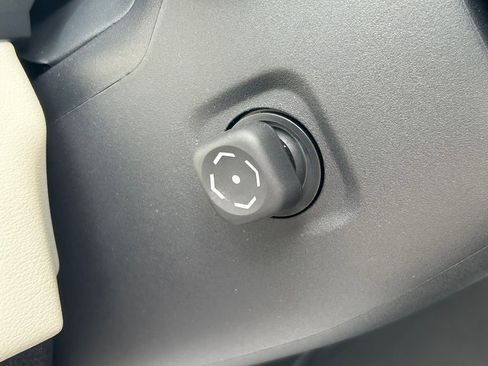 Used 2025 Toyota Sequoia Capstone AWD/4WD image 35