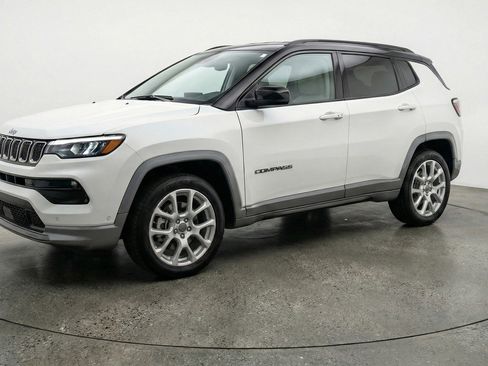 Used 2025 Jeep Compass Limited image 3
