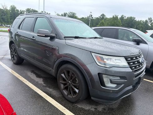 Used 2017 Ford Explorer XLT w/ Equipment Group 202A FWD image 8
