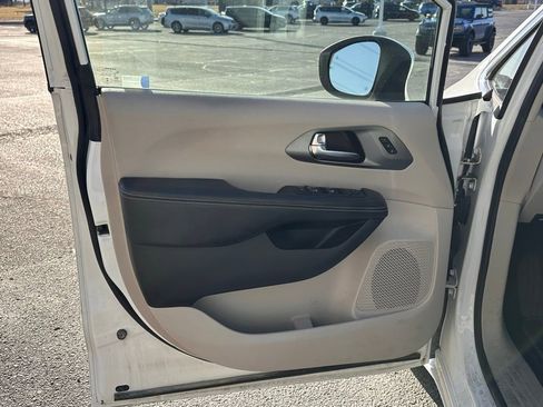 Used 2023 Chrysler Pacifica Touring-L w/ Uconnect Theater Family Group AWD/4WD image 10
