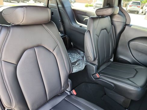 New 2025 Chrysler Pacifica Select w/ Fav Edition Package image 19