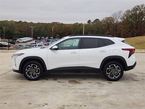 Certified 2024 Chevrolet Trax LT w/ Driver Confidence Package image 5