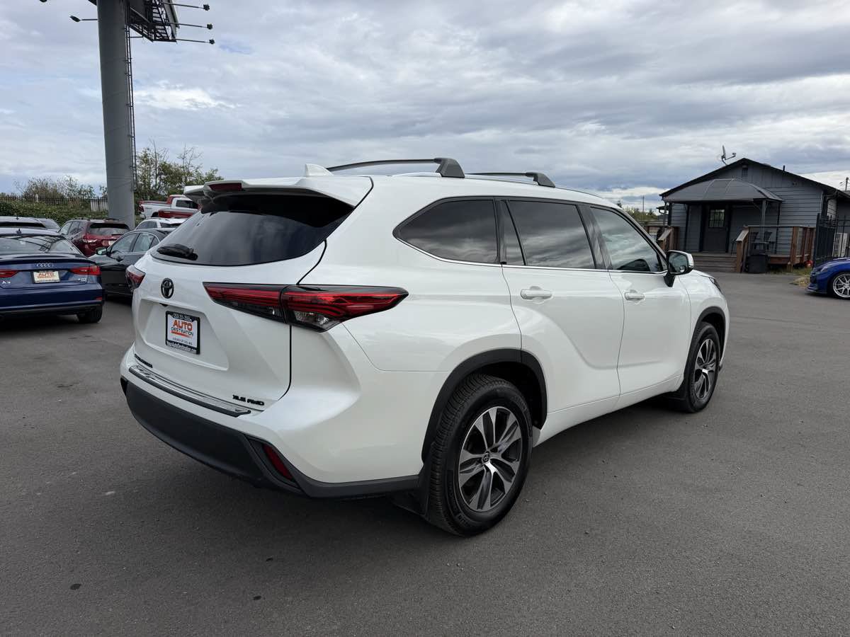Used 2020 Toyota Highlander XLE AWD/4WD image 8