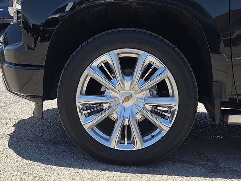 Used 2025 Chevrolet Silverado 1500 High Country AWD/4WD image 9