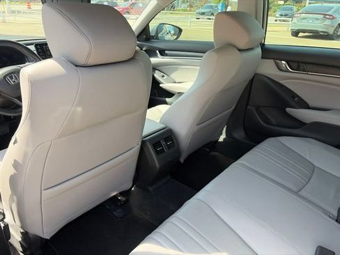 Used 2018 Honda Accord Touring image 10