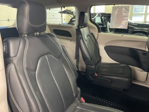 Used 2022 Chrysler Pacifica Touring-L image 38