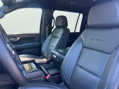 Used 2025 GMC Yukon XL Denali AWD/4WD image 9