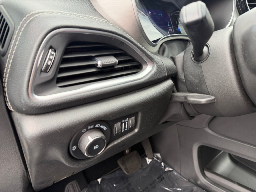 Used 2023 Chrysler Pacifica Limited w/ Uconnect Theater Family Group FWD image 19