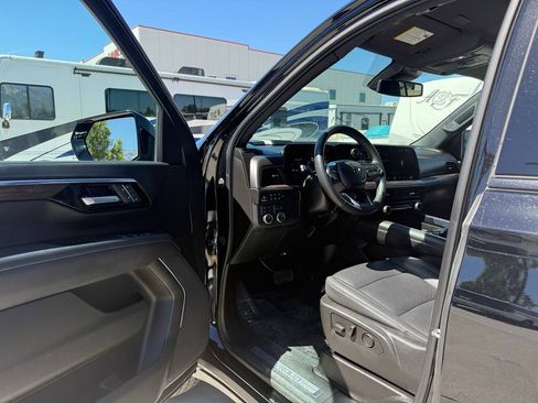 Used 2025 Chevrolet Suburban Z71 AWD/4WD image 15