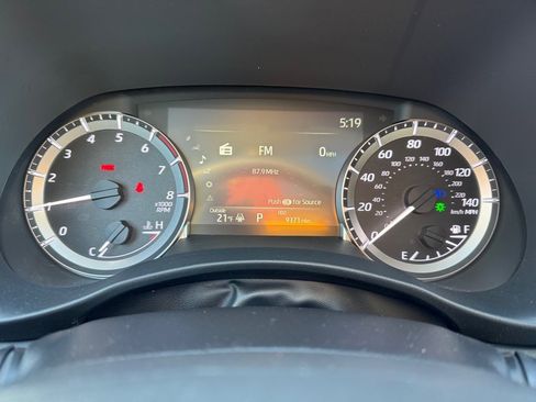 Used 2025 Toyota Highlander XLE image 13