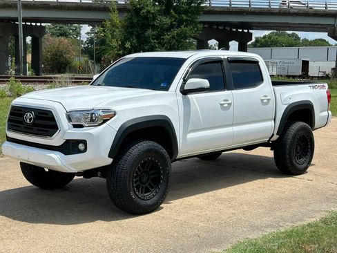 Used 2016 Toyota Tacoma TRD Off-Road AWD/4WD image 1