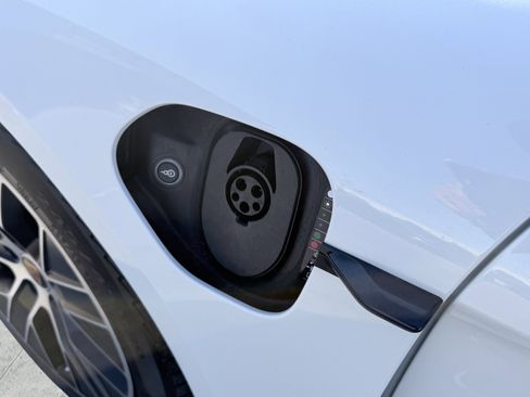 Used 2022 Porsche Taycan image 16