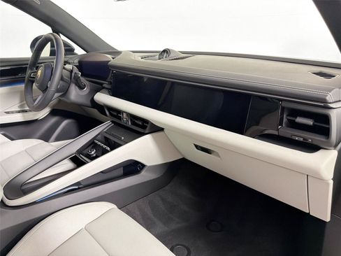 Certified 2026 Porsche Macan 4 Electric RWD image 29