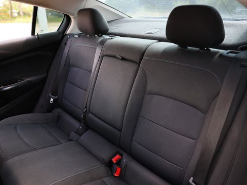 Used 2018 Chevrolet Cruze LT w/ Convenience Package FWD image 8
